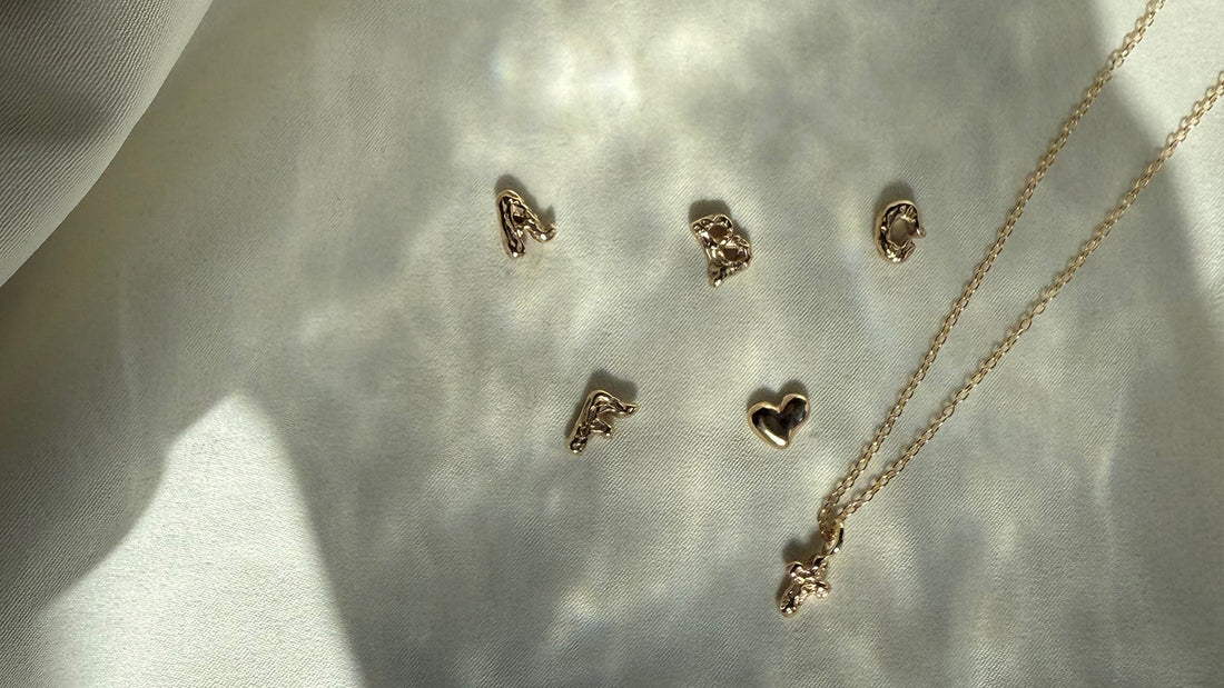 Organiske bogstavvedhæng i 14 kt guld – personlige smykker