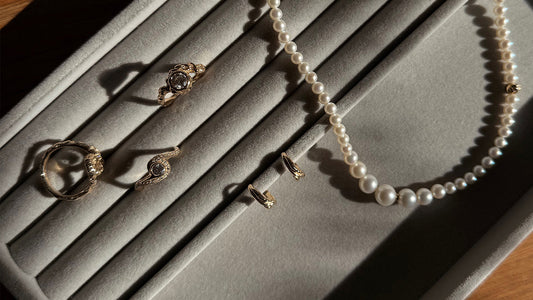 Guldpriser stiger – hvad betyder det for forlovelsesringe og vielsesringe?