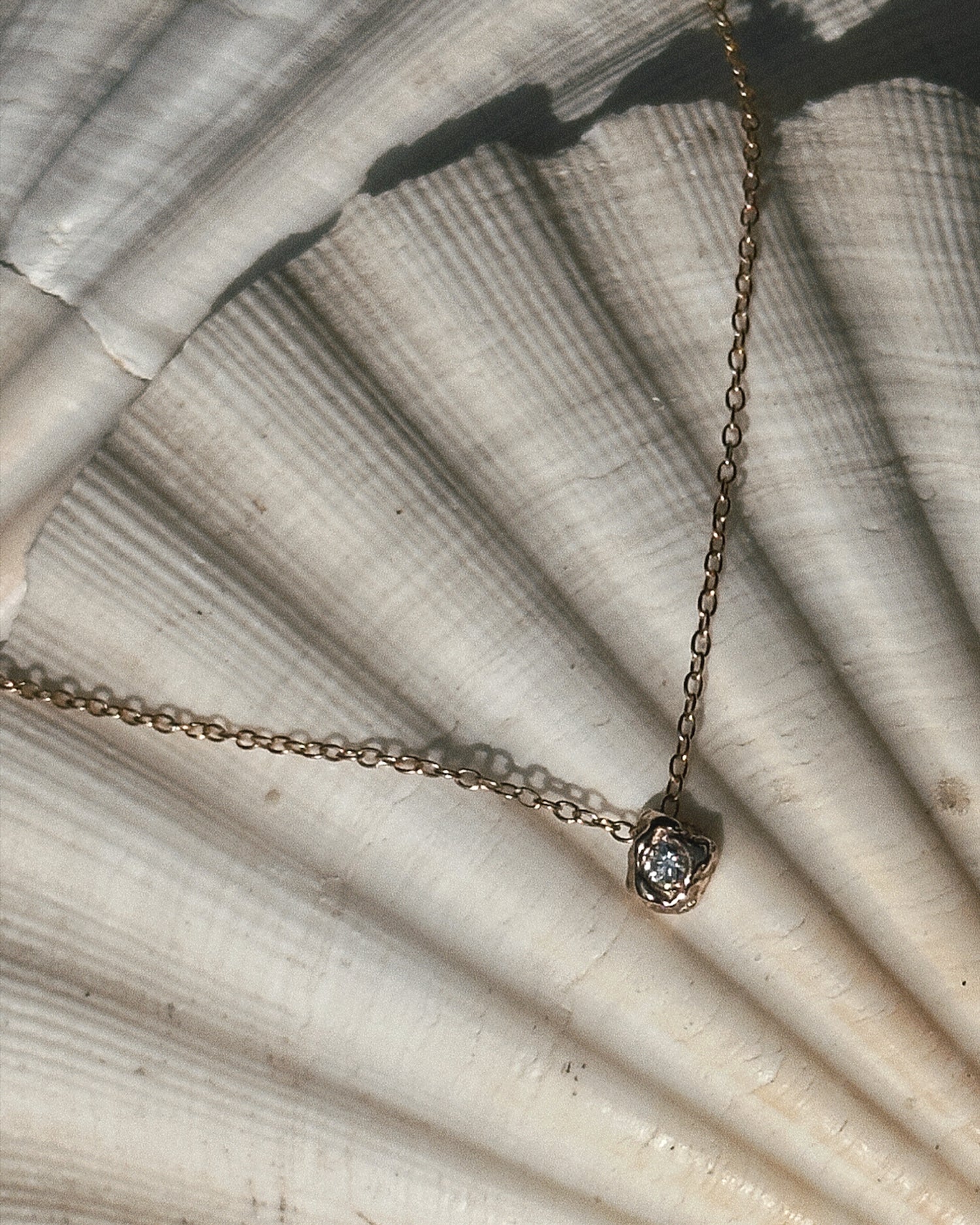 Rock Necklace i genanvendt guld med fairtrade diamanter